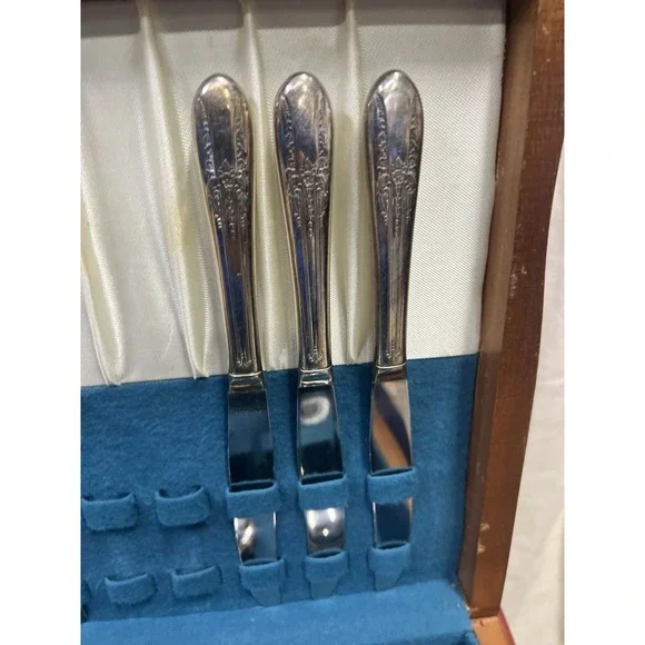 VTG WM. Rogers Mfg Co. Extra Plate 37 Piece Silverware Set in Box
